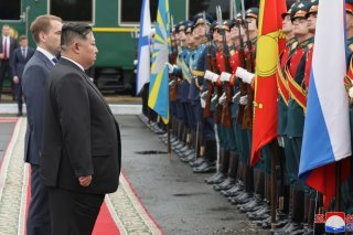 Le dirigeant nord-coréen Kim Jong Un a eu droit à une garde d'honneur avant de repartir en direction de la Corée du Nord à bord de son train blindé.